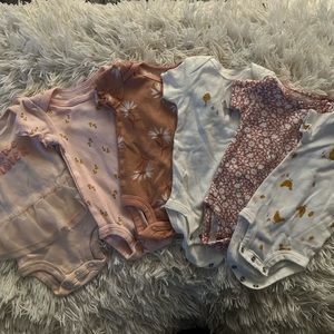 Carters size: Newborn onesies, set of 6, different prints